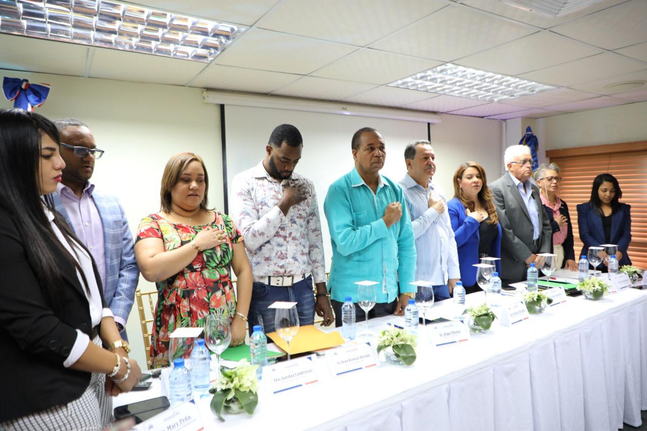 Porfirio Peralta juramenta miembros PROMICOOP